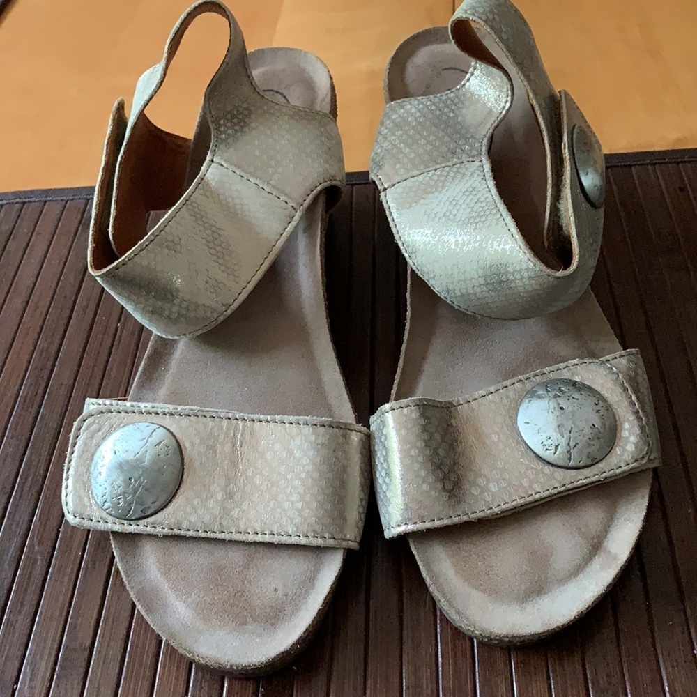 Taos Footwear Silver and Gold Sandals with Wedge Heel - Picture 3 of 11